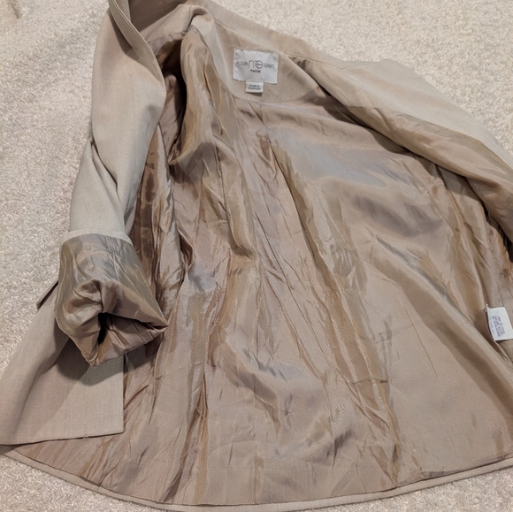 Modern Elements Tan Blazer with Structured Design and Smooth Texture 12P - Picture 4 of 10